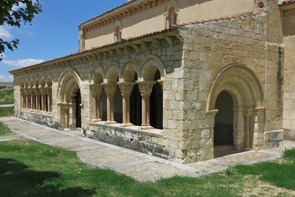 Duraton, Kirche Nuestra Señora de la Asunción, Ende 12.Jh., Säulenvorhalle mit asymmetrischer Anordnung, 4 bzw. 6 Arkadenbögen auf Doppelsäulen by Günther Bogensberger