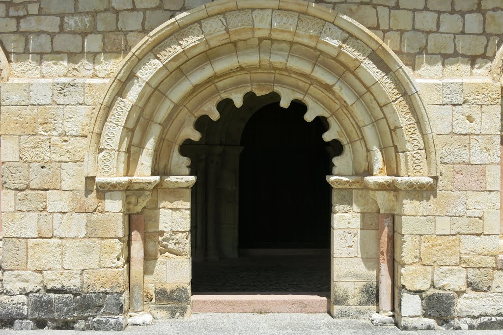 Duraton, Kirche Nuestra Señora de la Asunción, Ende 12.Jh., 2fach gestuftes Portal in Säulenvorhalle by Günther Bogensberger