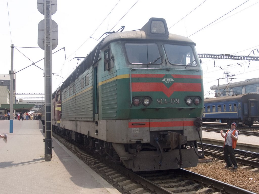 Locomotive at Kiev-Passazhirskij by Maksym Kozlenko