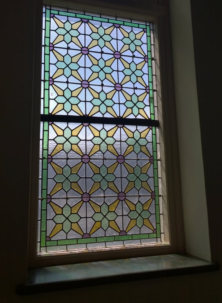 Glas-in-loodramen in voormalige Laboratoriumgebouw voor Anatomie en Embryologie van de Rijksuniversiteit Groningen (RuG), in 1909 ontworpen door Rijksbouwmeester J.A.W. Vrijman (1865-1954). Hij is ook de architect van het nabijgelegen gebouwen voor Anatomie en Embryologie en voor Fysiologie, en van het Academiegebouw van de Rijksuniversiteit Groningen (RuG). by Hans R. van der Woud…