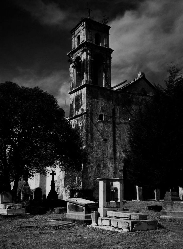 Luces, cruces y tinieblas - Iglesia Vieja de Sacromonte, Amecameca de Juárez - México by Altevir Vechia