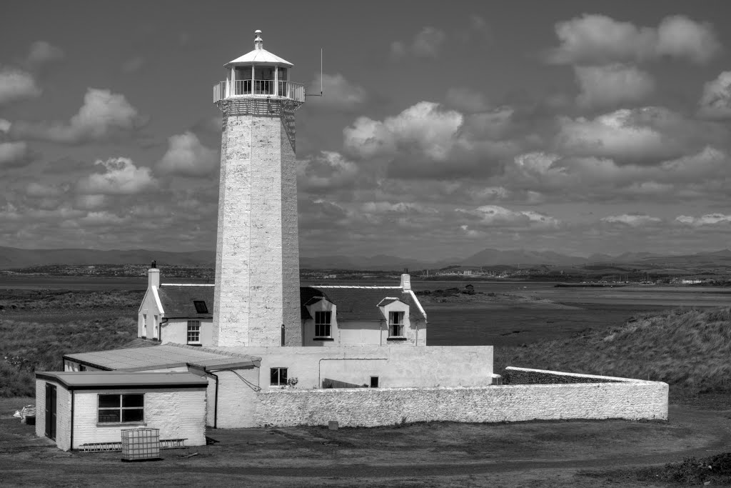 WALNEY LIGHTHOUSE, HAWS POINT, WALNEY ISLAND, CUMBRIA, ENGLAND. by CHRIS NEWMAN