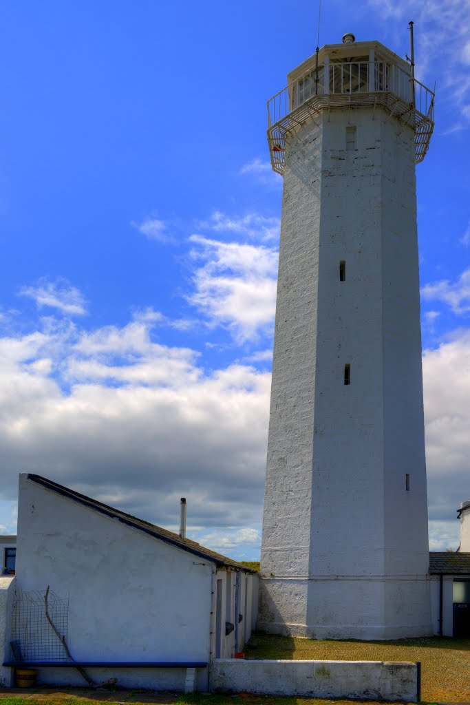 WALNEY LIGHTHOUSE, HAWS POINT, WALNEY ISLAND, CUMBRIA, ENGLAND. by CHRIS NEWMAN