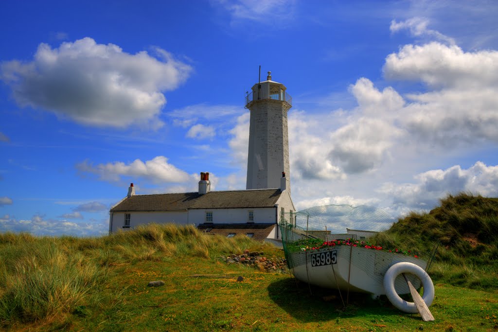 WALNEY LIGHTHOUSE, HAWS POINT, WALNEY ISLAND, CUMBRIA, ENGLAND. by CHRIS NEWMAN