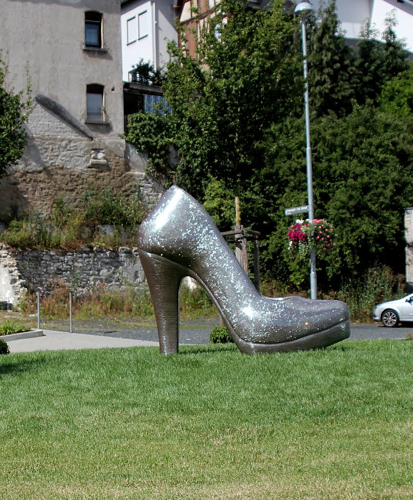 "Mon-Stiletto", Montabaur, -am Kreisel Alleestraße/Allmannshausen by Dieter Wick