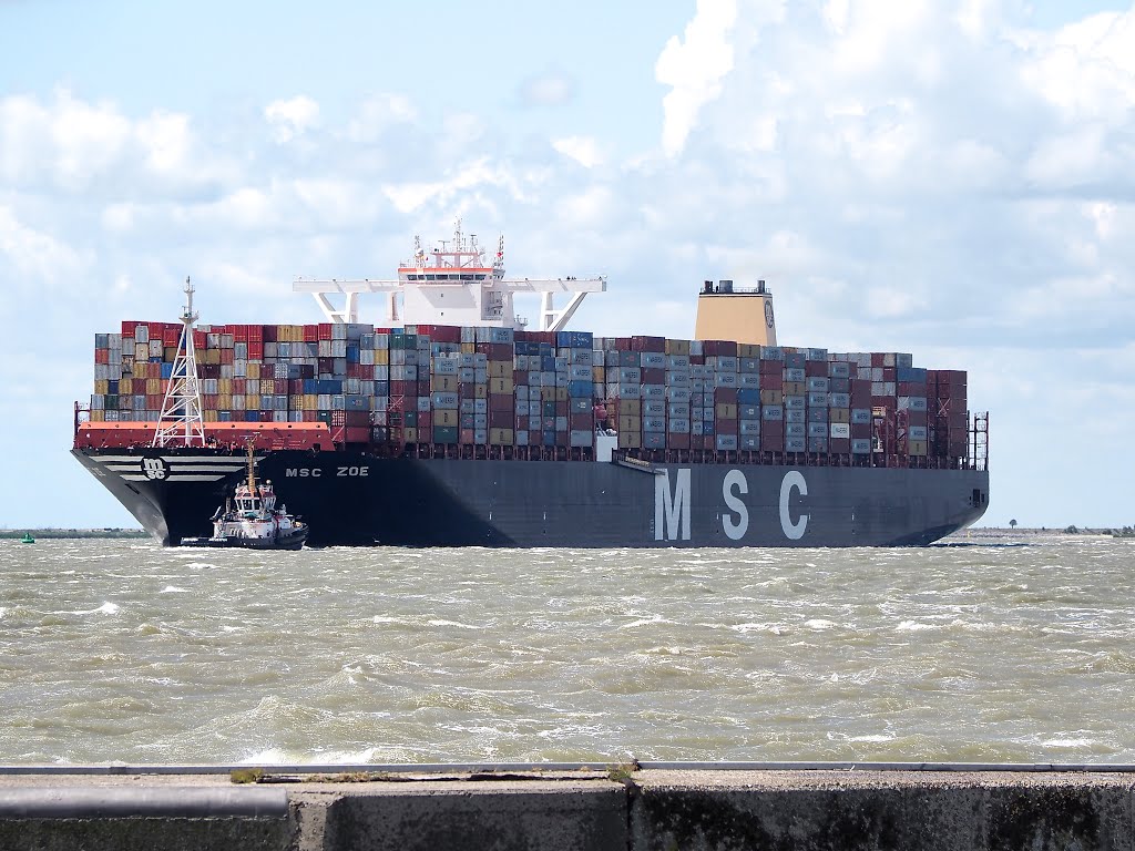 29-07-2015 MSC ZOE eerste maal in Antwerpen by L. Peeters