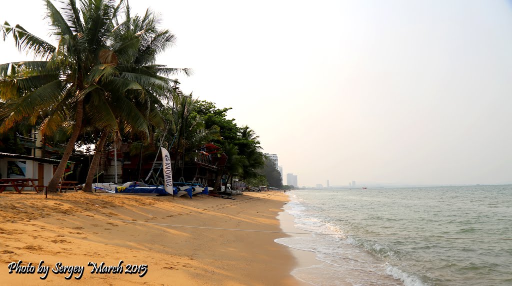 Jomtien Palm Beach at Pattaya. by Sergey Bobrov