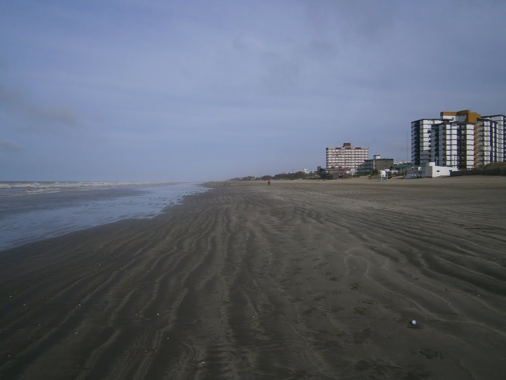 Playa de Mar de Ajó mirando al sur by daniel_quilmes