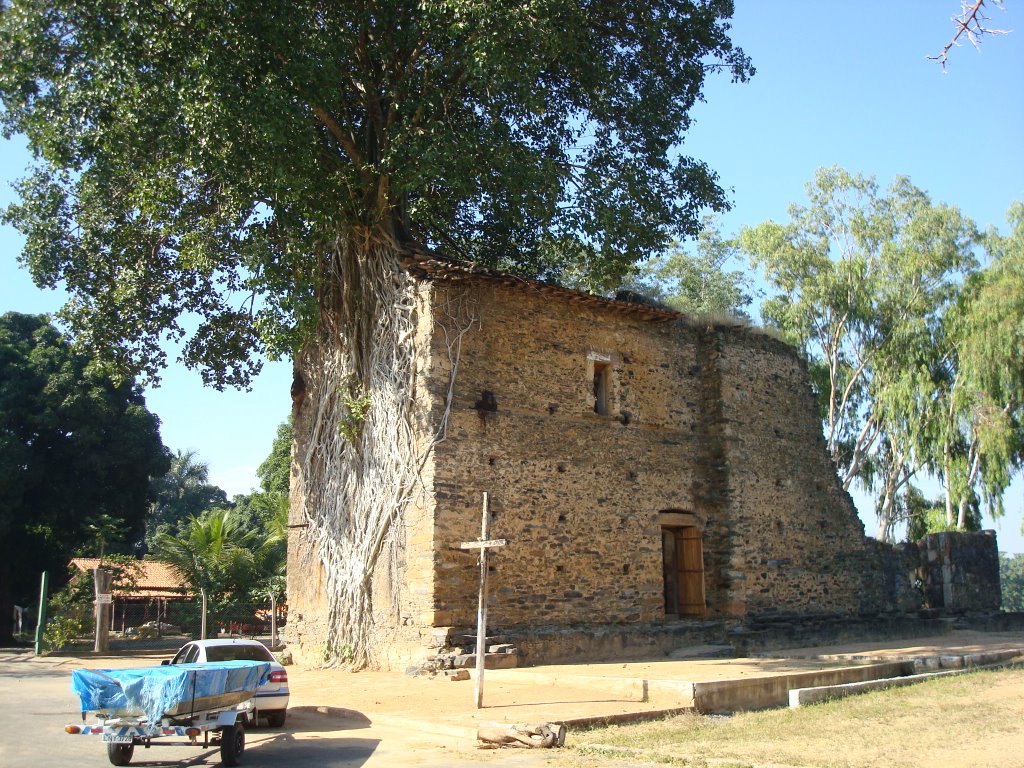 Ruina da Igreja de Bom Jesus do Matozinho em Guaicuí/MG. by Paulo Noronha