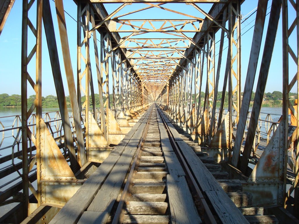 Ponte antiga em Pirapora/MG. by Paulo Noronha