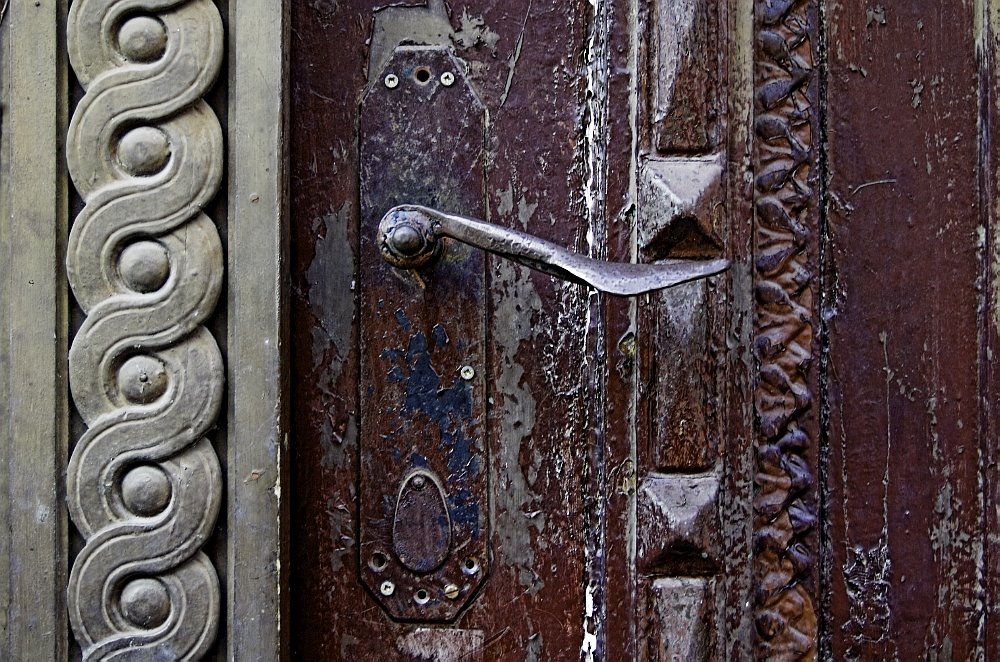 Door detail by Apu Jeno