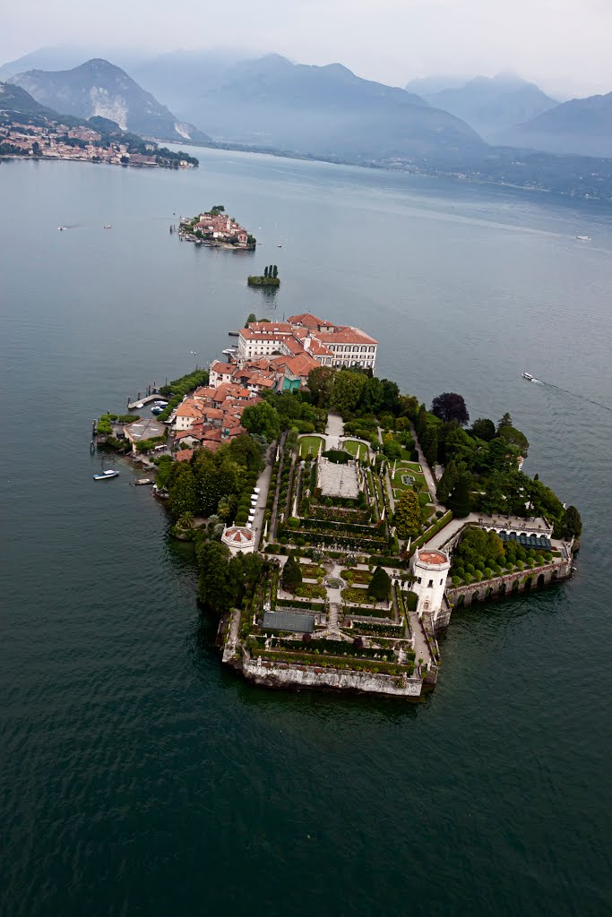 Isola Bella e Isola dei Pescatori con scoglio della Malghera o isolotto degli innamorati, golfo Borromeo, giro in autogiro, Stresa giugno 2015 by Marco Ferrari