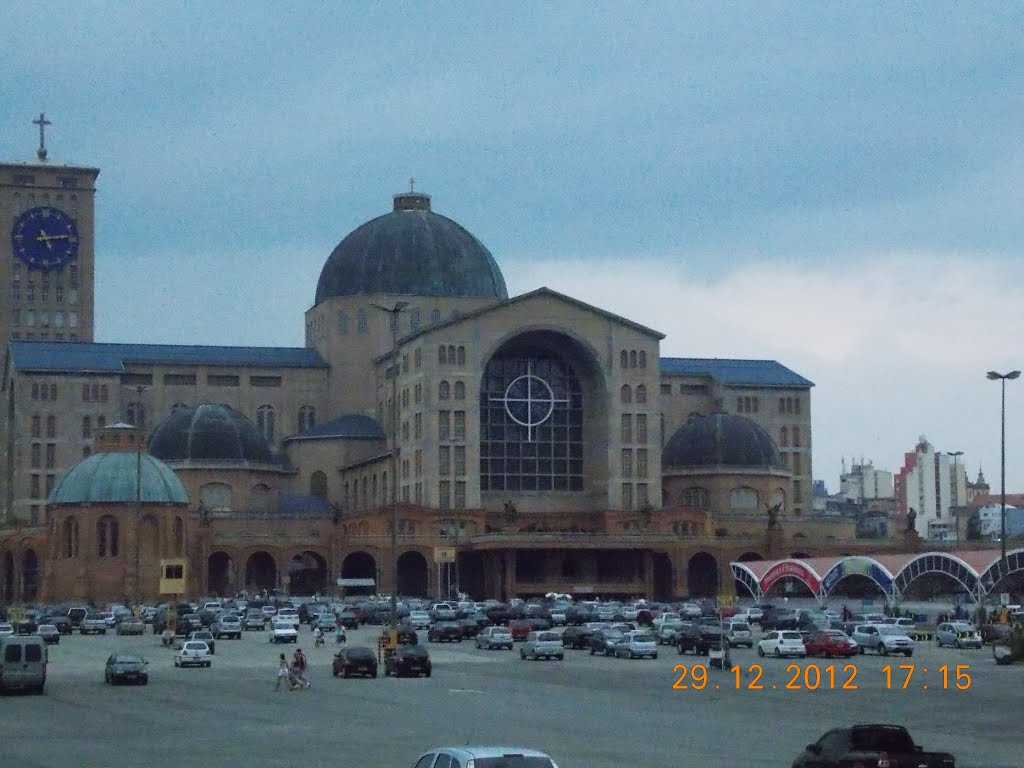 Basílica vista de longe by Marcelo J. Santos