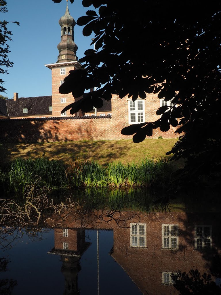 Schloss vor Husum, am Wassergraben by OlyFan