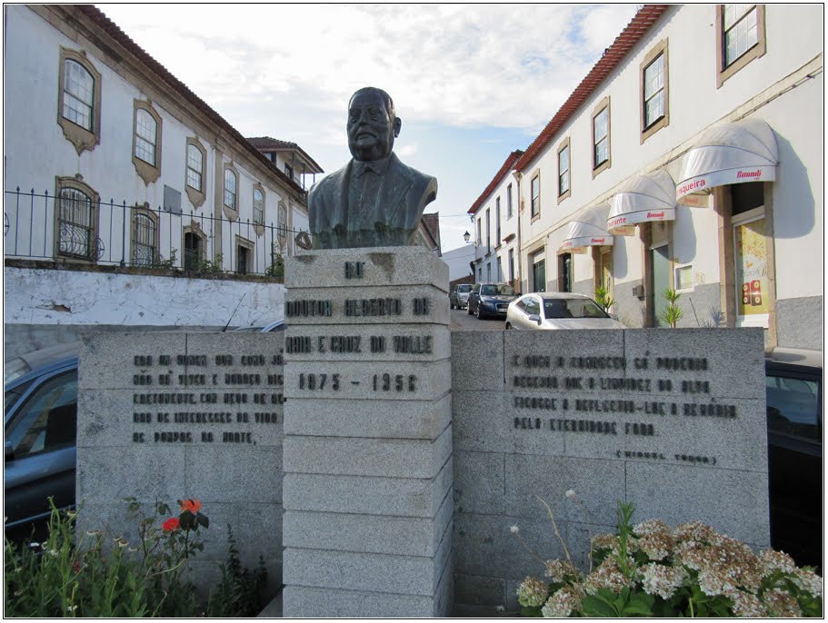 Busto do Dr. Alberto da Maia e Cruz do Valle by André Barragon