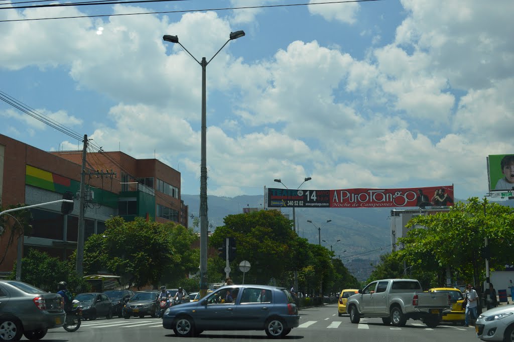 Avenida 33, Medellín by Fernando Aranda Frag…