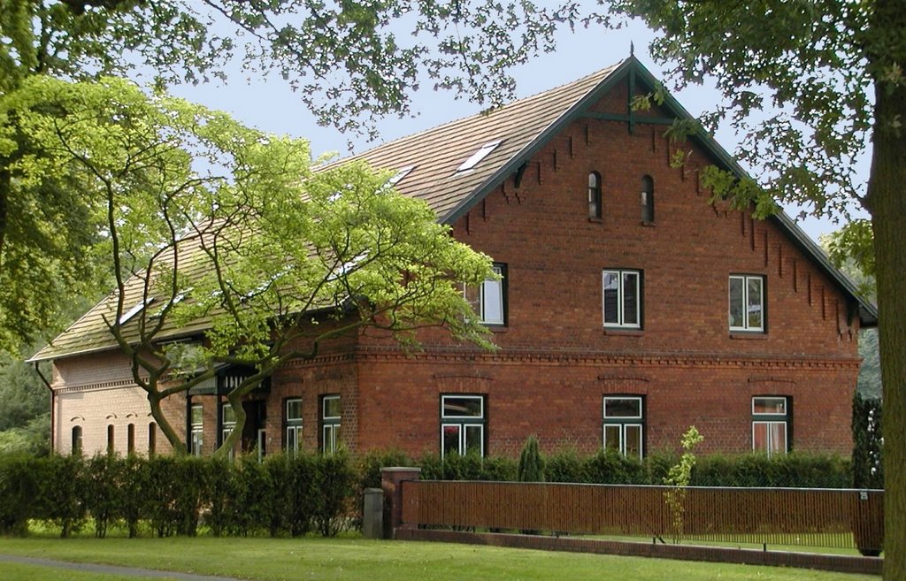 Hof Behrmann am Dorfplatz by Hans Wolters