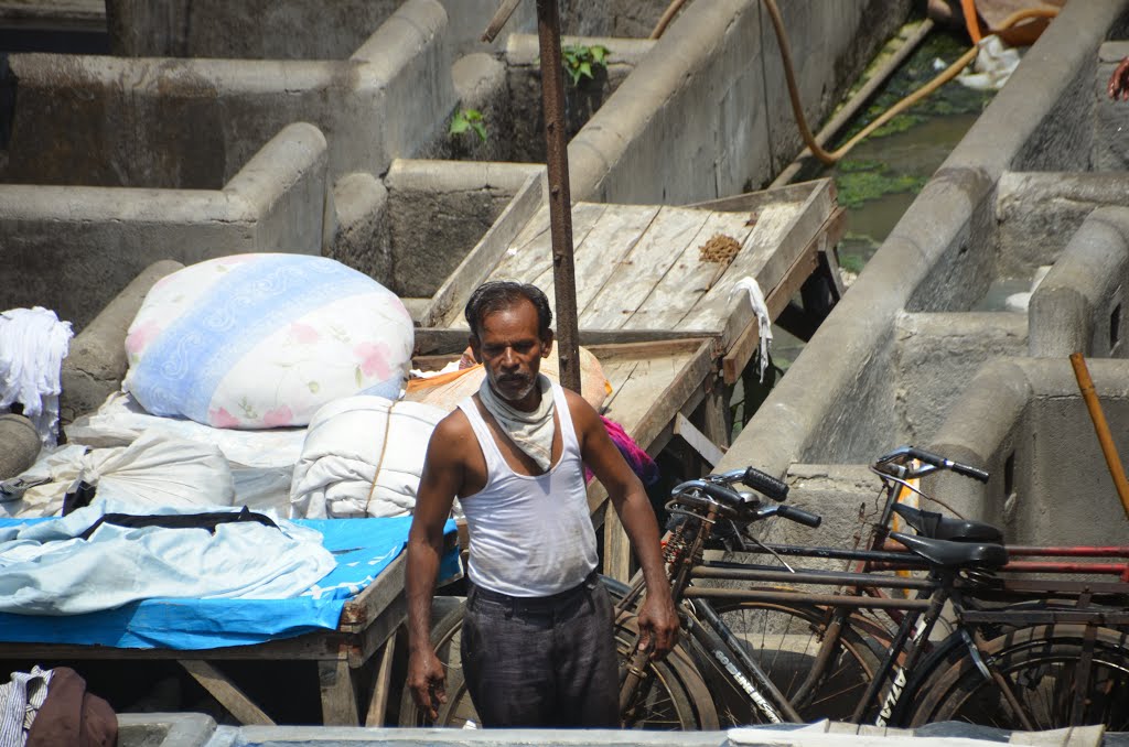 Wenn man mit der Western Line zur Mahalaxmi Bahnstation fährt, kann man dort von einer Brücke die Dhobis sehen, die die Wäsche für Hotels und Krankenhäuser waschen by Jakob Kuhn