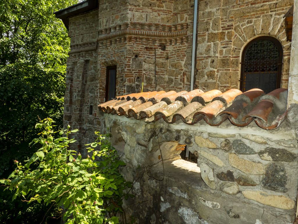 Capela cimitirului manastirii Tismana by Bogdan Apostoaia