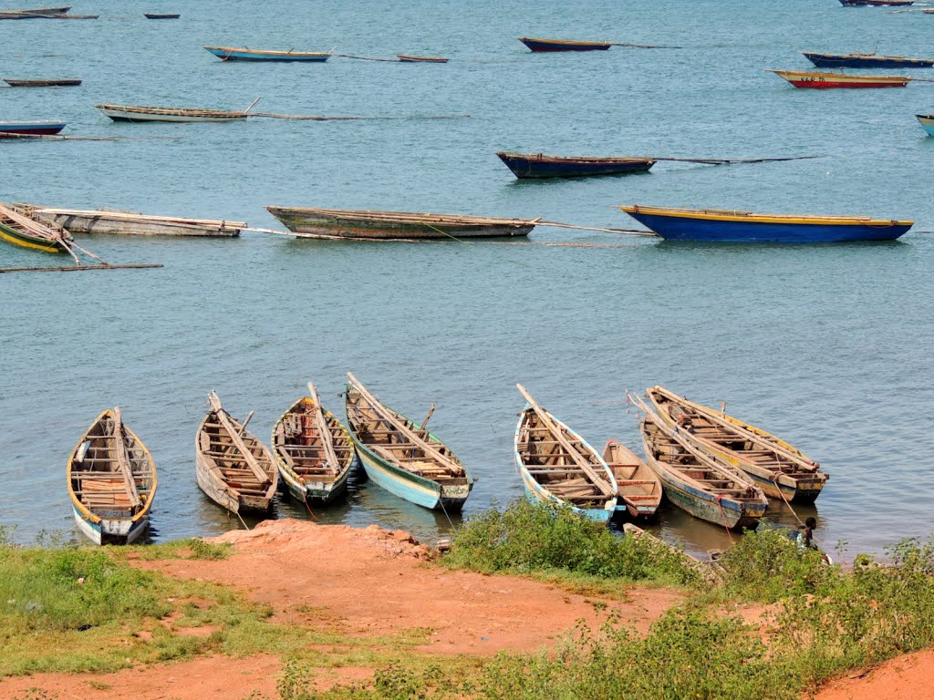 Kibirizi : bateaux de pêche by Lydie STUELSATZ-DERB…