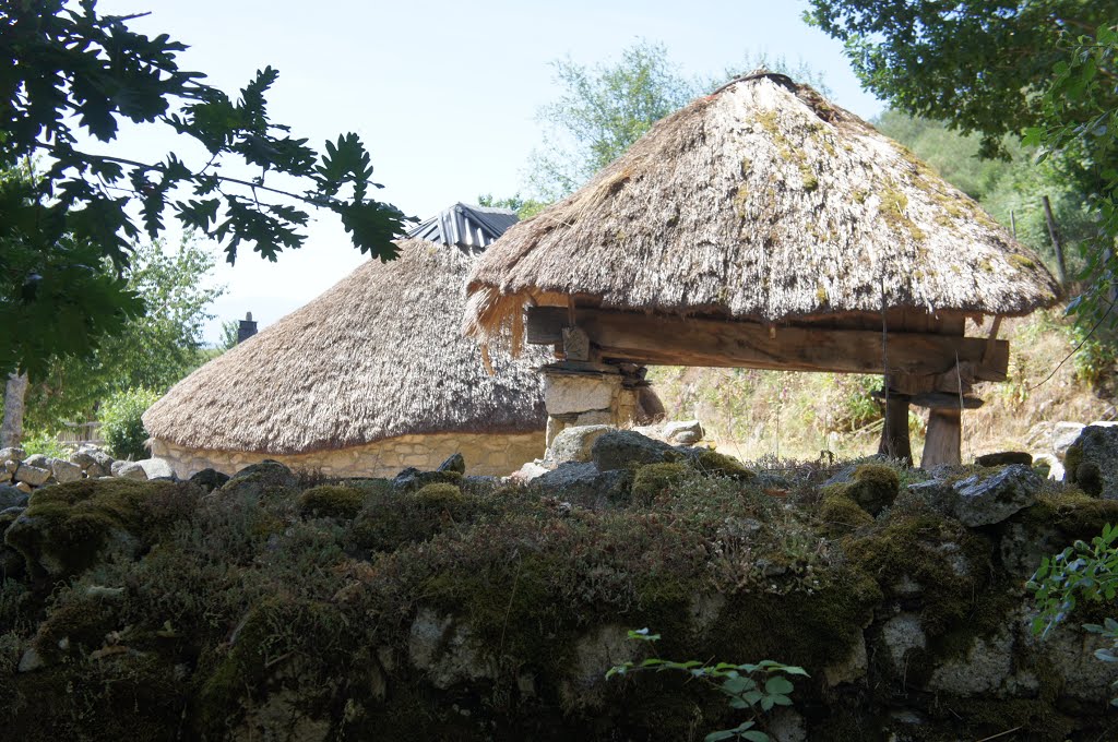 Hórreo y Palloza. by La Casa del Chiflón