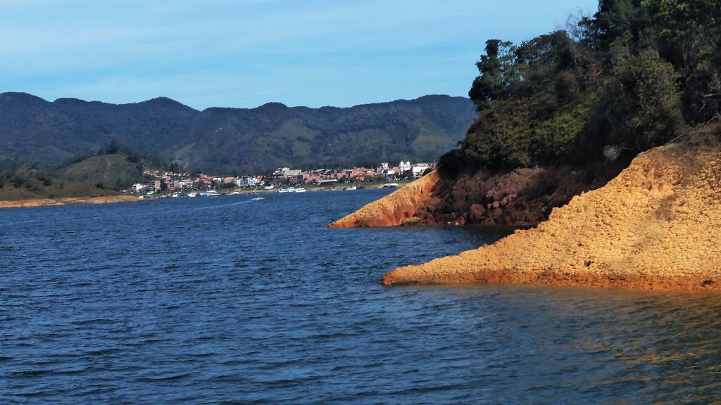 Guatapé Visto Desde El Embalse Peñol-Guatapé by Damti-Diego Medina