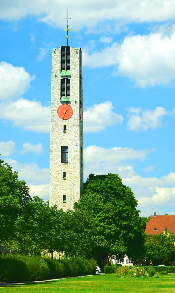 Die Matthäuskirche mitten im Sommer by Gaißenpeter