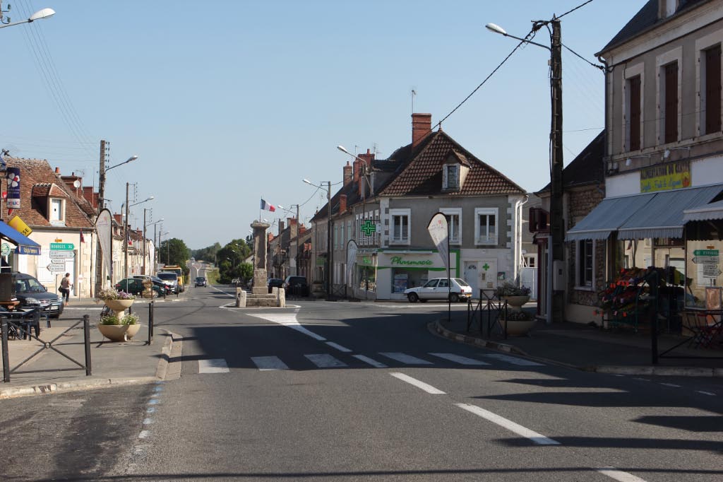 BORNE MILLIAIRE A BRUERE ALLICHAMPS, CENTRE DE LA FRANCE by Adant Frederic