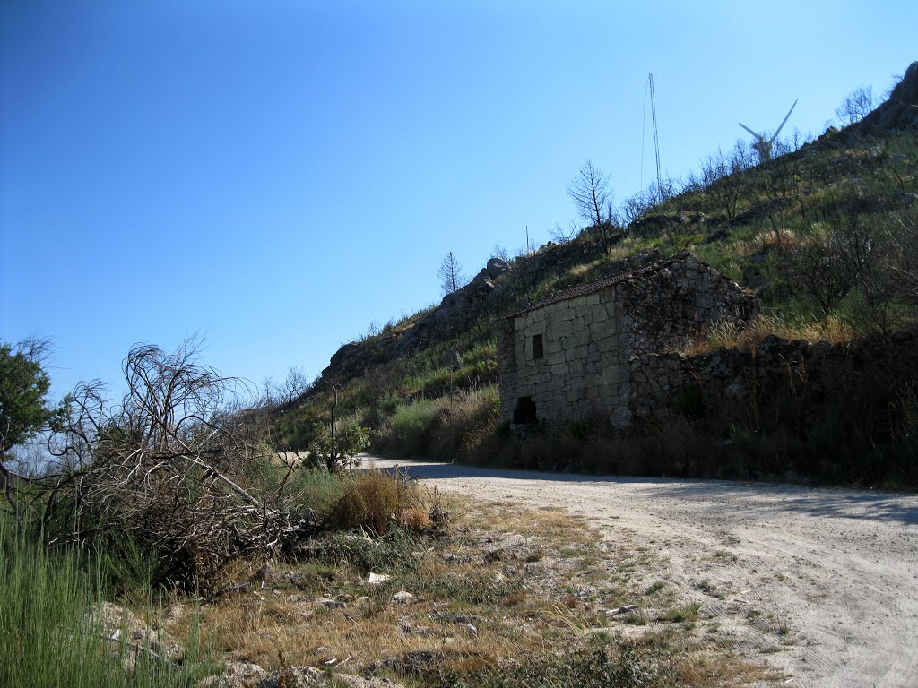 Velho moinho, perto de Fornelo do Monte by A Almeida