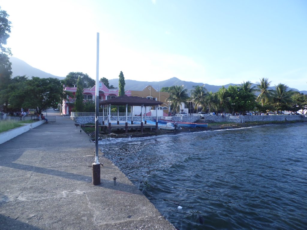 Muelle El Estor by Julio Fernando Reyes…