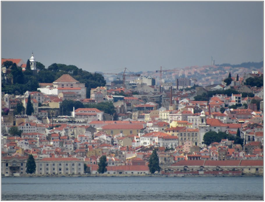 Vista para Alfama e Castelo by André Barragon