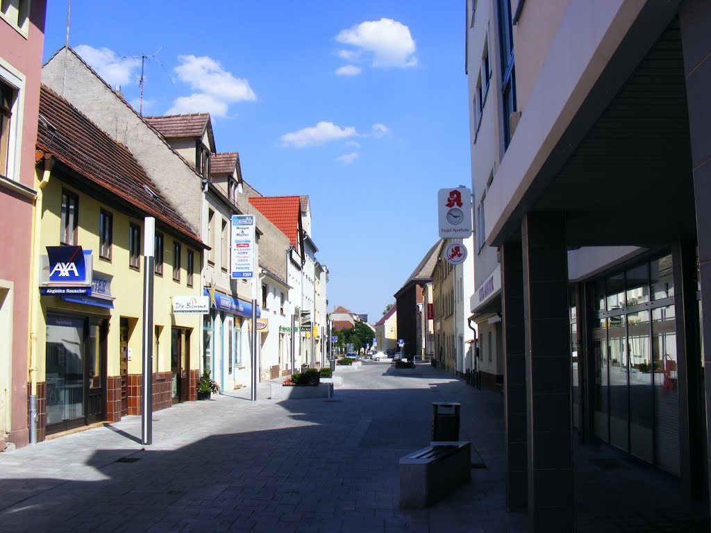 Finsterwalde Niederlausitz, endlich auch mal moderner, die August-Bebel Straße. by velthurvik