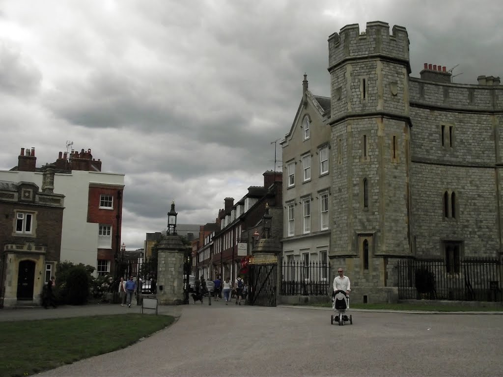 Windsor, Great Park entrance by tonywatson