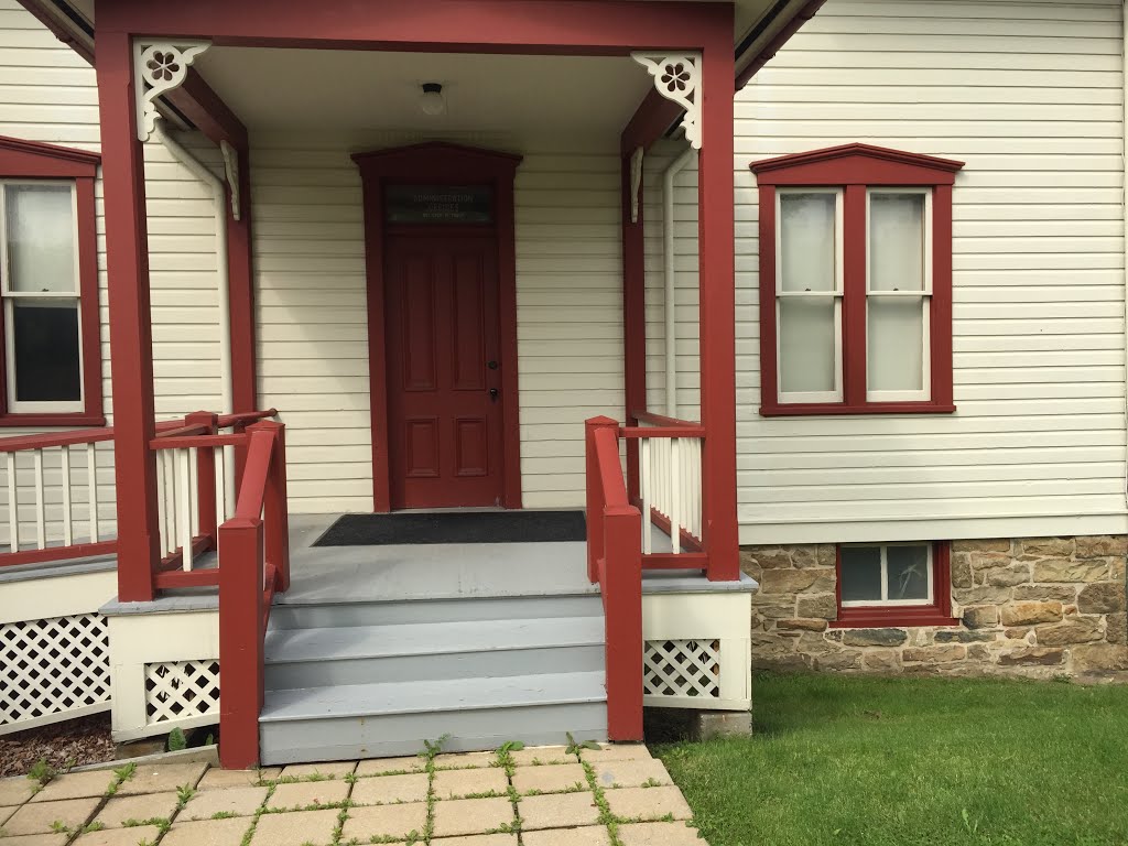 Front Porch Unger House by Appy&Lucky