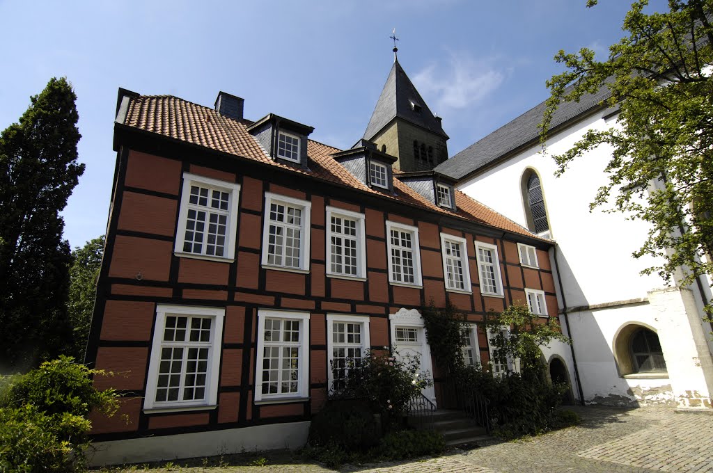 Fröndenberg, Fachwerkanbau Boeselagerhaus an der Stiftskirche by Uwe Gehring