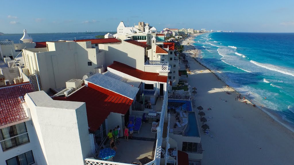 Zona Hotelera, Cancún, Q.R., Mexico by Roger Gagné