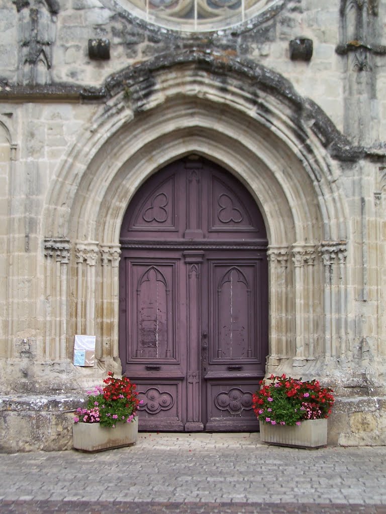 Gontaud-de-Nogaret Église Notre-Dame Portail by Henry Salomé (hpjps)