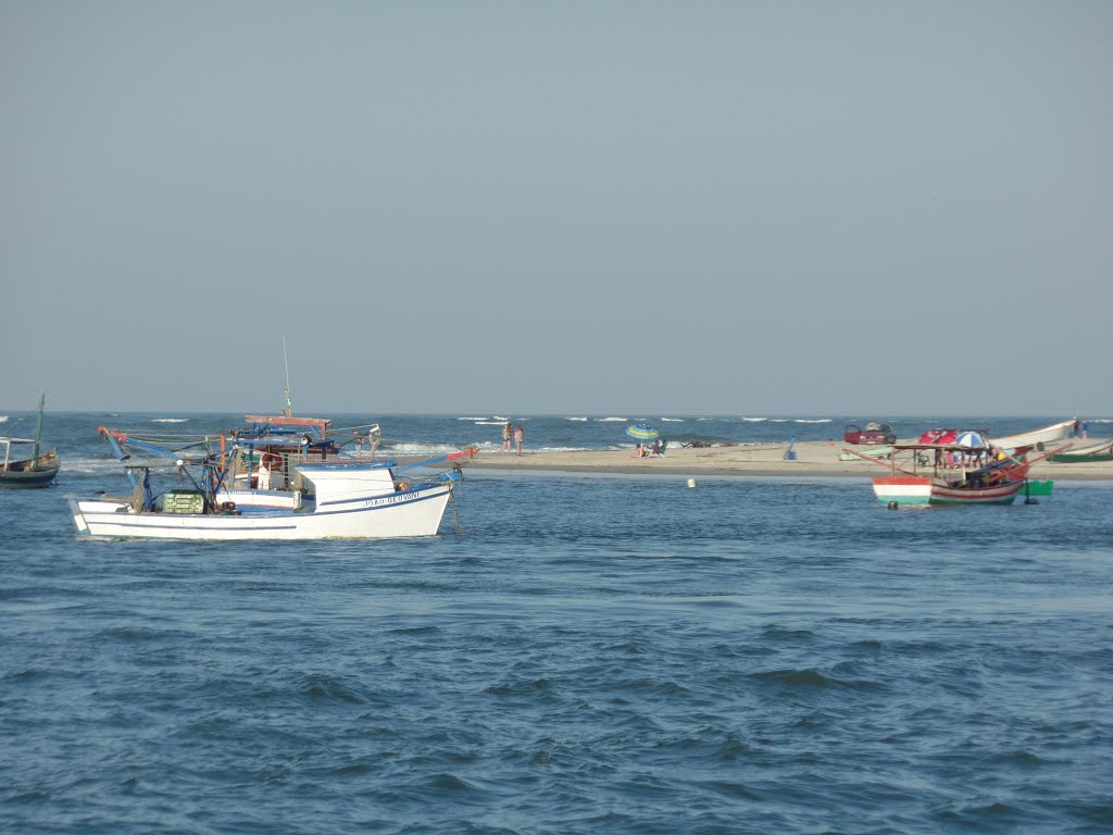 Praia de caieiras by Jackson Cabral