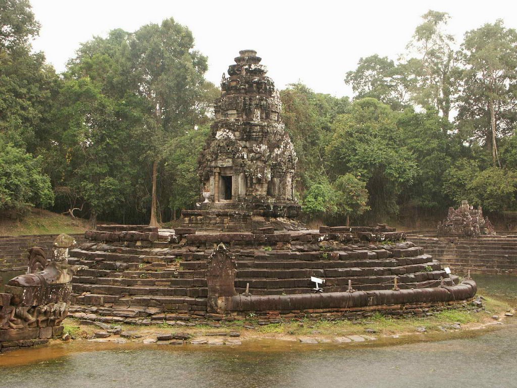 033 - Prasat Preah Neak Pean (27.11.2005) by Khmer Search