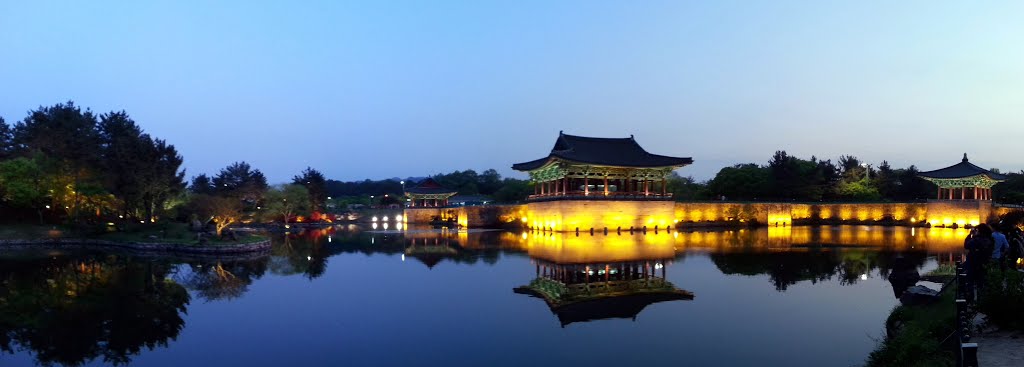 Wonhwa-ro, Gyeongju-si, Gyeongsangbuk-do, South Korea by Tania Guerra