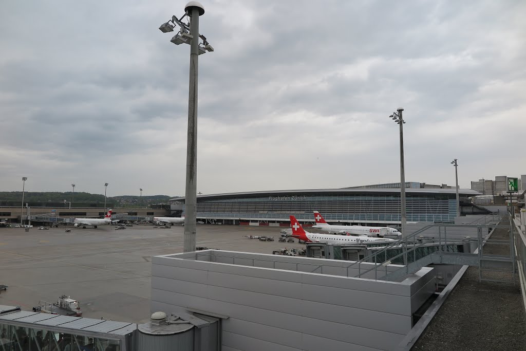 Flughafen Zürich-Kloten by Franz Horvath