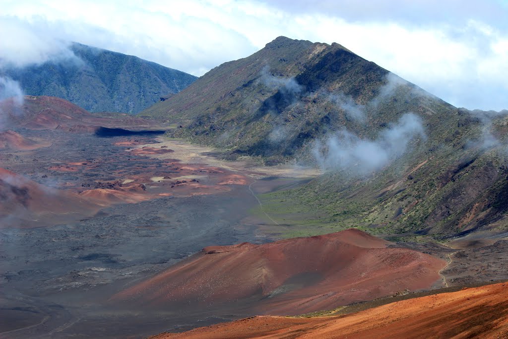 Small craters inside Haleakala National Park, Maui, Hawaii by Aaron Zhu