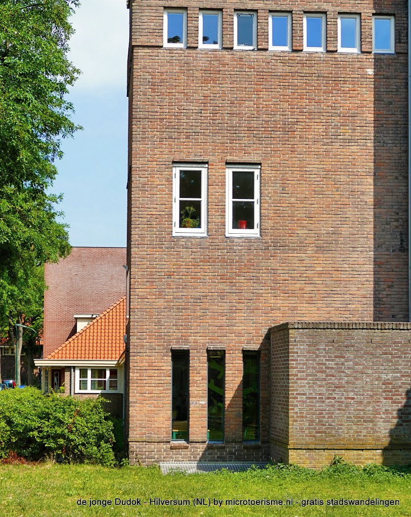 Dudok in Hilversum - Amsterdamse school architectuur| www. microtoerisme.nl voor gratis stadswandelingen by InZicht