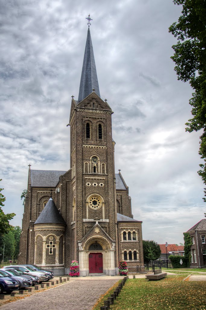 Leut, Sint-Pieterskerk. by Ronny Daems