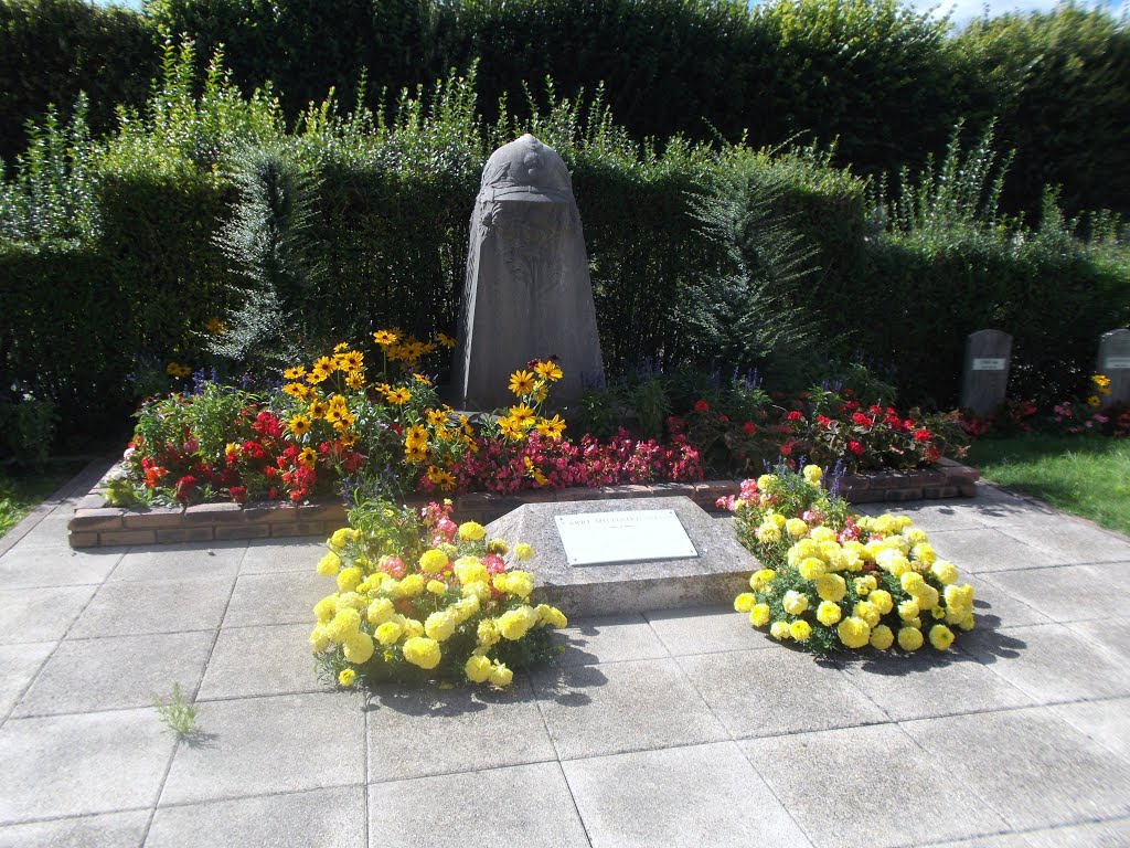 93-Aubervilliers monument aux morts du Cimetière by JF Jefrpy