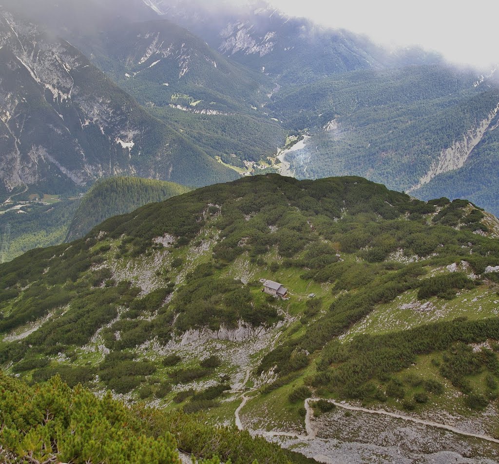 Blick von der Arnspitze (2196 m) auf die Arnspitzhütte (1955 m) und ins Isartal by reggaeboy