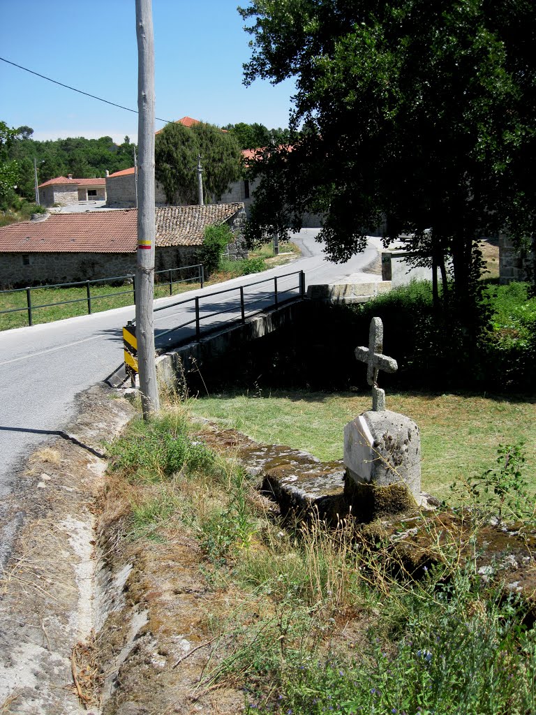 Alminhas danificadas, Ferreira de Aves, Sátão by A Almeida