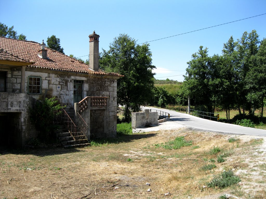 Ferreira de Aves, Sátão, estrada junto ao convento by A Almeida