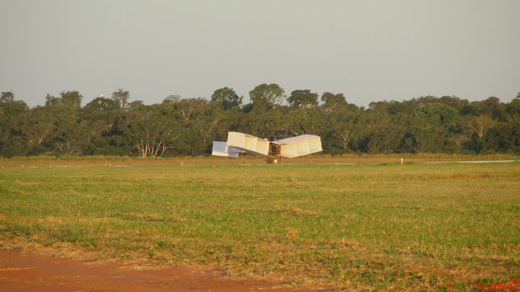 Réplica do 14 bis taxiando na pista do Aeroclube de Bauru no encerramento do Arraiá Aéreo. Mesmo não decolando, a réplica do histórico avião foi uma das atrações do grande evento que reuniu mais de 40.000 pessoas no Aeroclube de Bauru. O local é um celeiro de grandes nomes da aviação, nos calçadas do Aeroclube de Bauru passaram o Engenheiro Osires Silva, um dos fundadores da EMBRAER e o Engenheiro e Astronauta Marcos Pontes, o primeiro brasileiro a ir ao espaço e a estar na Estação Espacial Internacional (ISS), que orbita a Terra a 400 km de altura, uma estátua em homenagem ao herói foi colocada no local em que Marcos Pontes e seu irmão observavam os aviões decolando e pousando no Aeroclube de Bauru (SBBU). Infelizmente o modelo original do 14 bis foi destruído em 4 de abril de 1907 em Saint-Cyr. Após os dois primeiros voos históricos, o inventor decidiu fazer novas alterações no avião, que ocasionou a queda. Esta réplica foi construída para as comemorações do Centenário voo de Santos Dumont, em 2006, voando em várias cidades do Brasil, inclusive na Esplanada dos Ministérios, em Brasília-DF. A réplica tem o tamanho exato do 14 bis original, e foi um trabalho árduo de muita pesquisa e determinação, foram plantadas até moitas de bambus da Índia para fazer a estrutura do avião. Como não existe a planta do 14 bis, as medidas foram tomadas como referência pela altura de Santos Dumont e pelo diâmetro da roda do avião. by MARCO AURÉLIO ESPARZ…