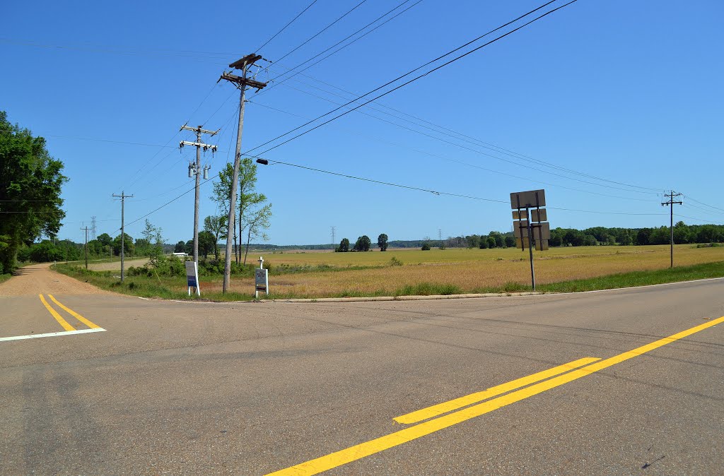 Intersection on Road Hardy to Coffeeville, State of Mississippi, USA by Tony Staub